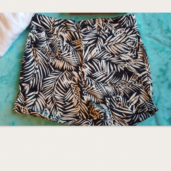 CUTE SHORTS - Picture 2 of 2